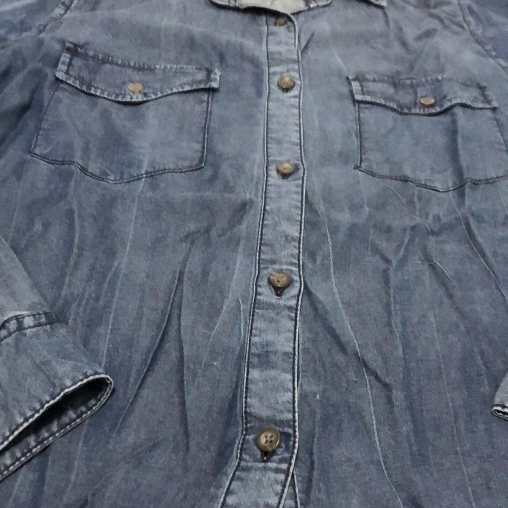 Young Hearts Run Free Women’s Chambray Button Down Shirt Size M - Picture 4 of 11